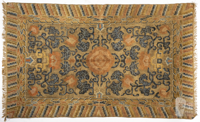 A fine silk carpet - 图2
